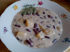 Vydatná fazolová polévka se zakysankou