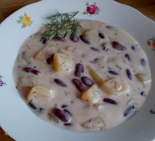Vydatná fazolová polévka se zakysankou