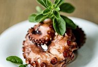 Grilované chobotnice na rukolovém salátu
