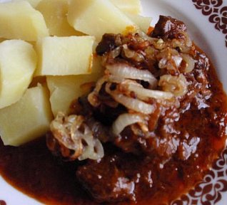 Hovězí kostky v pivním sosu s cibulkou