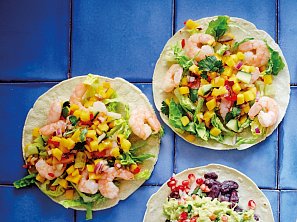 Tacos s krevetami a mangovou pikantní salsou