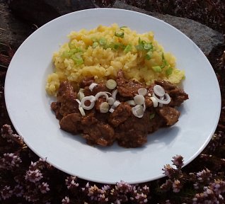 Nakládané masové kostky dušené na cibuli