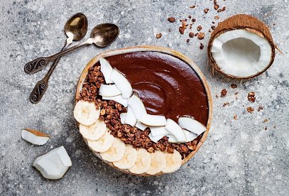 Smoothie bowl čokoládová s kokosovým mlékem a banánem