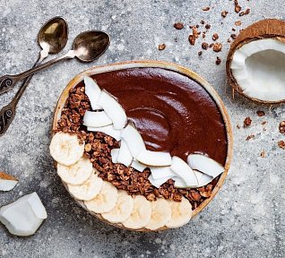 Smoothie bowl čokoládová s kokosovým mlékem a banánem