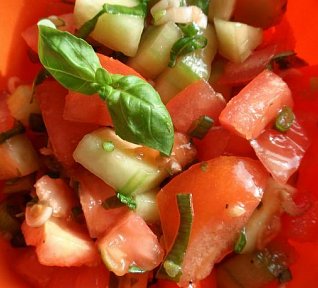 Okurkovo-rajský salát (nejen) s bazalkou
