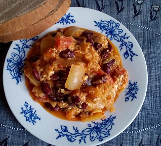 Jednoduché zeleninové lečo s fazolemi