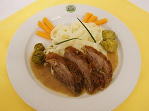 Voňavá farmářská kachna s domácími nudlemi a růžičkovou kapustou Voňavá farmářská kachna s domácími nudlemi a růžičkovou kapustou
