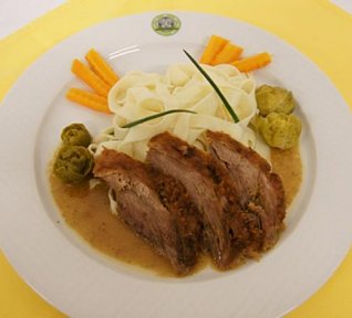 Voňavá farmářská kachna s domácími nudlemi a růžičkovou kapustou