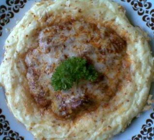 Guláš v hnízdě zapečený