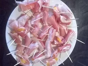 Jednohubky z parmské šunky