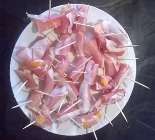 Jednohubky z parmské šunky