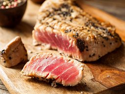 Tuňákový steak v chlebovo-bylinkové krustě