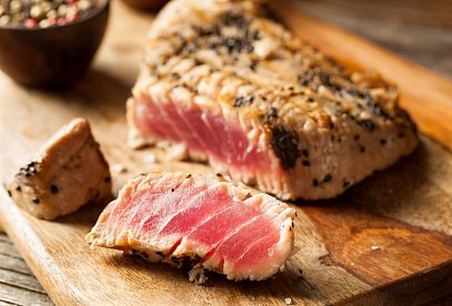 Tuňákový steak v chlebovo-bylinkové krustě