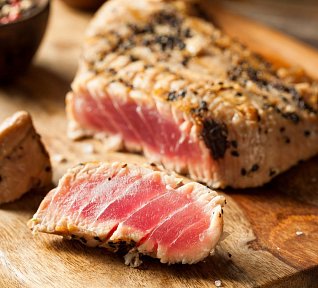 Tuňákový steak v chlebovo-bylinkové krustě