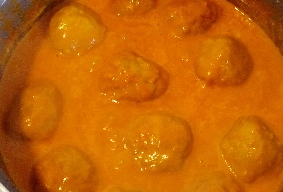 Masové kuličky s mozzarellou v pikantní omáčce