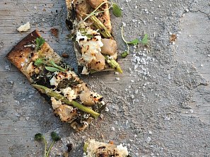 Pizza s kedlubnou a chřestem