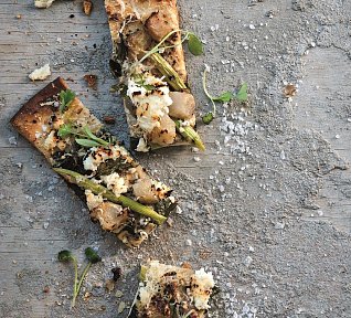 Pizza s kedlubnou a chřestem