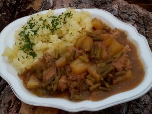 Vepřové s kedlubnou a česnekovými výhonky