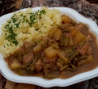 Vepřové s kedlubnou a česnekovými výhonky