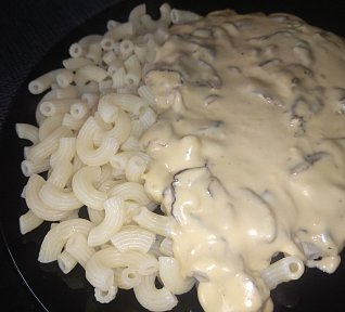 Bílá sýrovo-smetanová omáčka s houbami