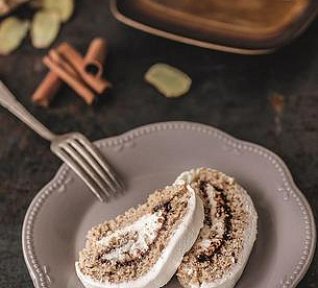 Zázvorová roláda s tvarohem a povidly