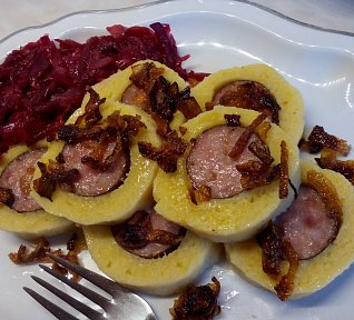 Bramborové knedlíky s klobásou