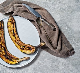 Grilované banány s kokosem a karamelovou omáčkou