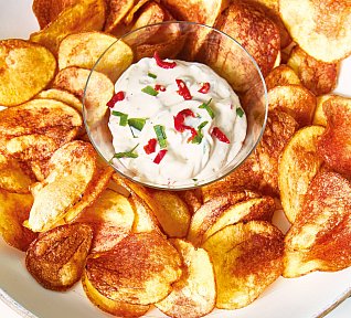 Domácí smažené brambůrky s chilli omáčkou