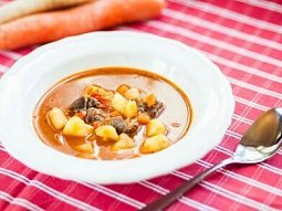 Gulášová polévka s mrkví
