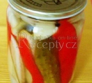 Okurkové řezy s paprikou