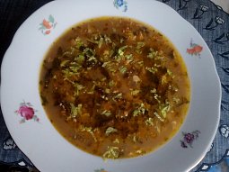 Houbovo-zeleninová polévka s drožďovou zavářkou