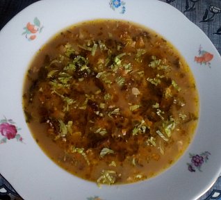 Houbovo-zeleninová polévka s drožďovou zavářkou