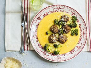 Polentová kaše s masovými koulemi a brokolicí