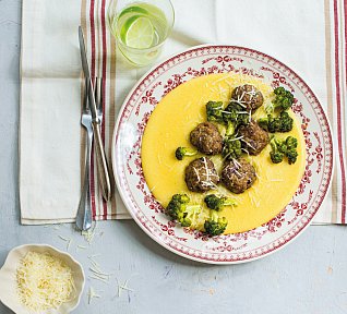 Polentová kaše s masovými koulemi a brokolicí