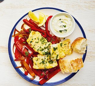 Treska pečená s paprikami