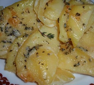 Gratinované brambory (nejen) s česnekem