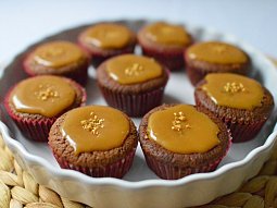 Domácí čokoládové muffiny s karamelovou polevou