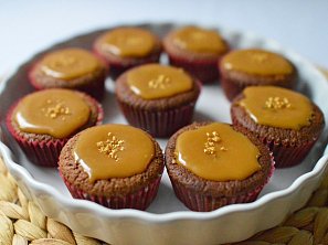 Domácí čokoládové muffiny s karamelovou polevou
