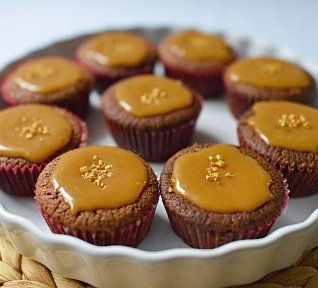 Domácí čokoládové muffiny s karamelovou polevou