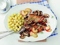 Vepřová panenka s houbami a jablky