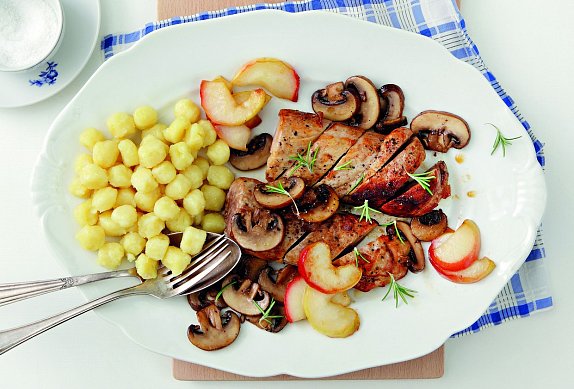 Vepřová panenka s houbami a jablky
