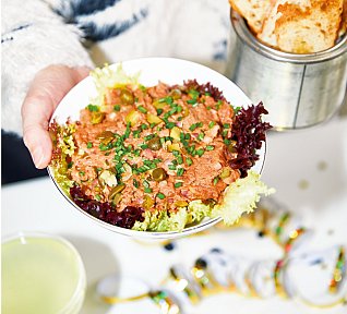 Domácí tatarák s chlebovými chipsy Domácí tatarák s chlebovými chipsy