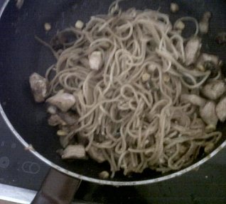 Smažené čínské nudle s kuřecím masem a zeleninou