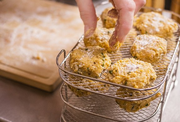 Falafel z horkovzdušné fritézy s bylinkovým dipem