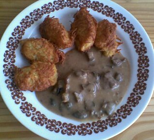 Hovězí pupek s houbovou omáčkou a sejkorami