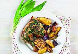 Kuře pečené s pestem z medvědího česneku a zeleninou