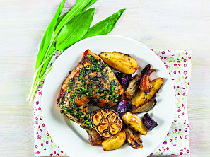 Kuře pečené s pestem z medvědího česneku a zeleninou