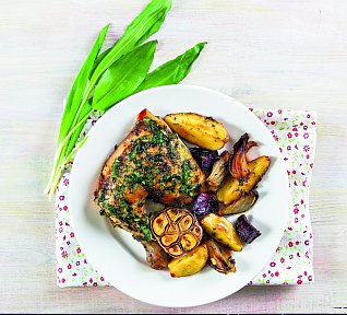 Kuře pečené s pestem z medvědího česneku a zeleninou