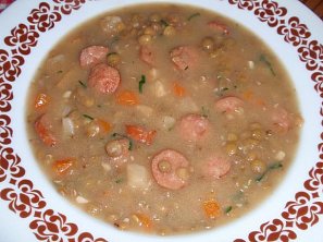Čočková polévka s klobásou a zeleninou Čočková polévka s klobásou a zeleninou