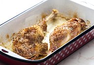 Husí stehna, červené zelí a domácí lokše